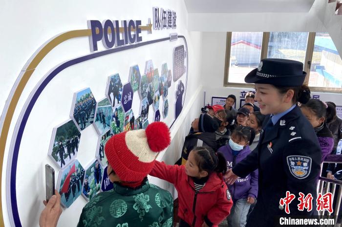 山南邊境管理支隊勒布邊境派出所舉行警營開放日活動，邀請駐地民眾進警營，了解民警工作生活?！∏f冀 攝