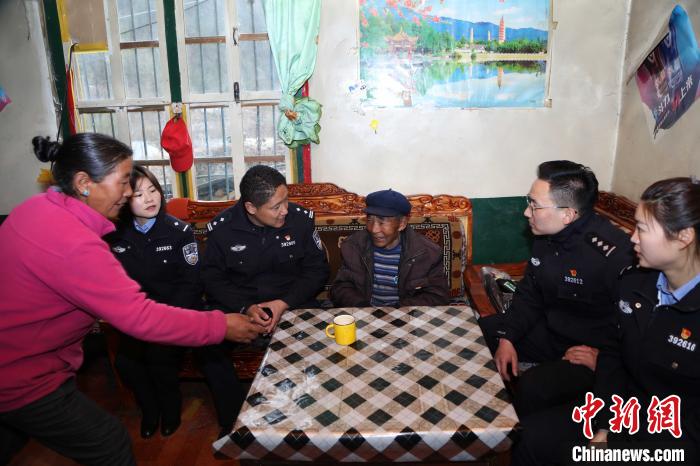 亞東出入境邊防檢查站民警走訪慰問轄區(qū)困難群眾。　張雨強 攝