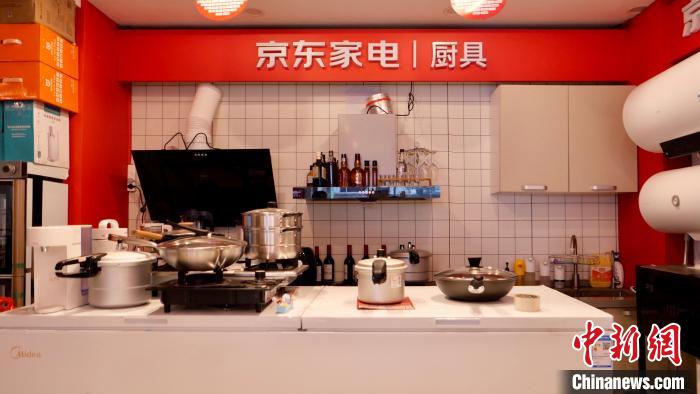 圖為店內(nèi)部分商品展示?！≈x牧 攝