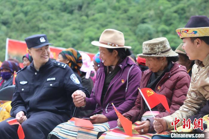 圖為李陽(yáng)副所長(zhǎng)(前排左一)與卓嘎、央宗姐妹共同參加愛(ài)國(guó)主義教育活動(dòng)?！〉录?攝