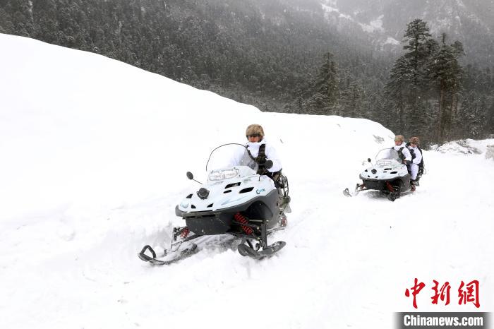 圖為雪地摩托車開路?！⊙鸩?攝