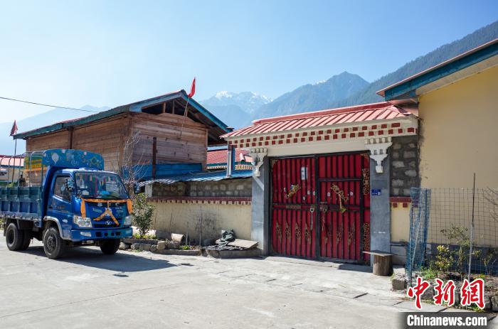 圖為林芝下察隅鎮(zhèn)布巴村村民家門(mén)口停放著貨運(yùn)車(chē)輛?！〗w波 攝