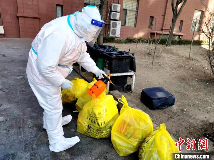 給垃圾做消殺?！¤F西區(qū)委宣傳部 攝