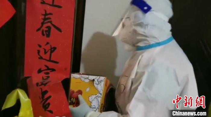 為封閉在家居民送快遞?！¤F西區(qū)委宣傳部 攝