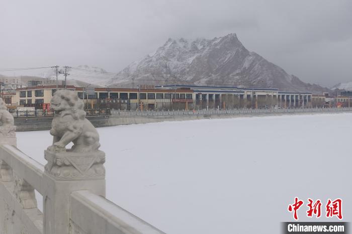 圖為2月5日傍晚時分的西藏阿里獅泉河鎮(zhèn)雪景?！⊥跏啦?攝