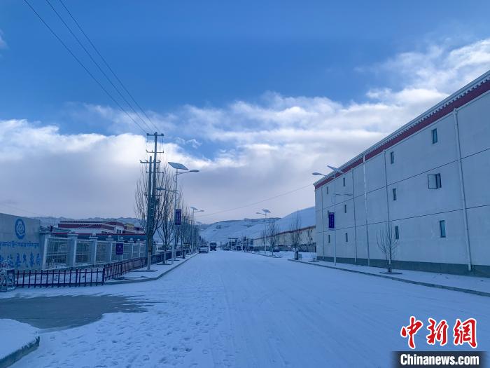 圖為西藏札達(dá)縣街道被積雪覆蓋?！娋?攝