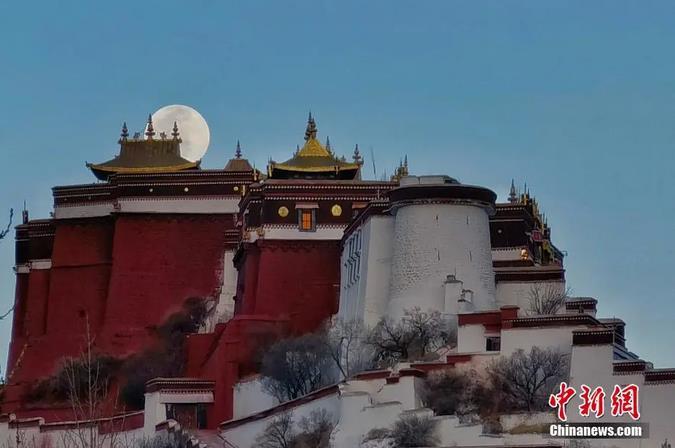 圖為一輪明月從布達拉宮上空緩緩升起。馬謙 攝