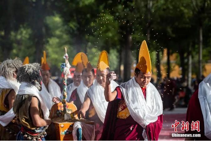 資料圖：扎什倫布寺跳神活動結(jié)束后，僧眾依次拋撒“切瑪”盒中的青稞祈福。<a target='_blank' ><p  align=