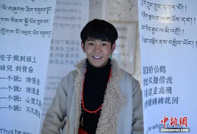 圖為丁真在理塘勒通古鎮(zhèn)倉央嘉措微型博物館里留影。<a target='_blank' ><p  align=
