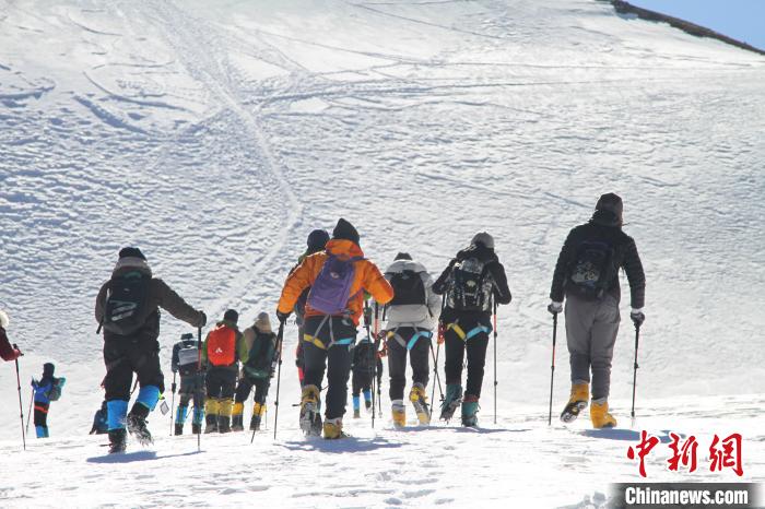 圖為2019年，普通民眾在洛堆峰體驗(yàn)登雪山活動。資料圖 趙朗 攝