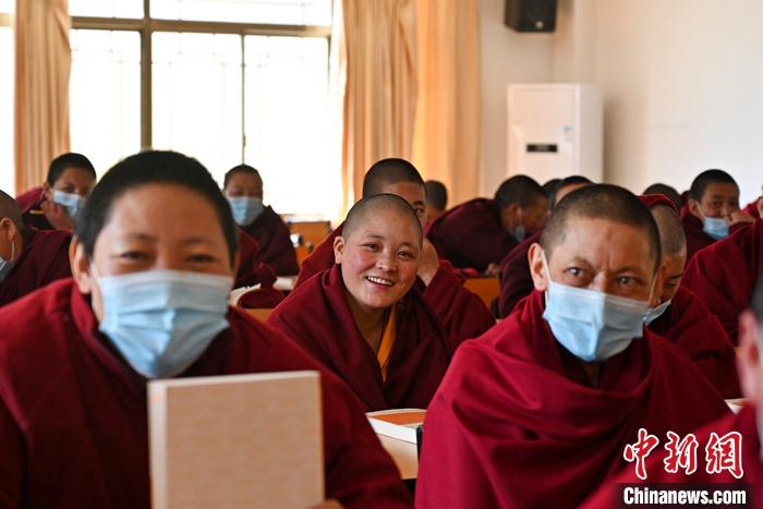 3月23日，記者走進(jìn)位于拉薩的西藏佛學(xué)院，探訪宗教學(xué)府的新學(xué)期。圖為西藏佛學(xué)院尼眾部學(xué)員等待上課。<a target='_blank' ></p><p  align=