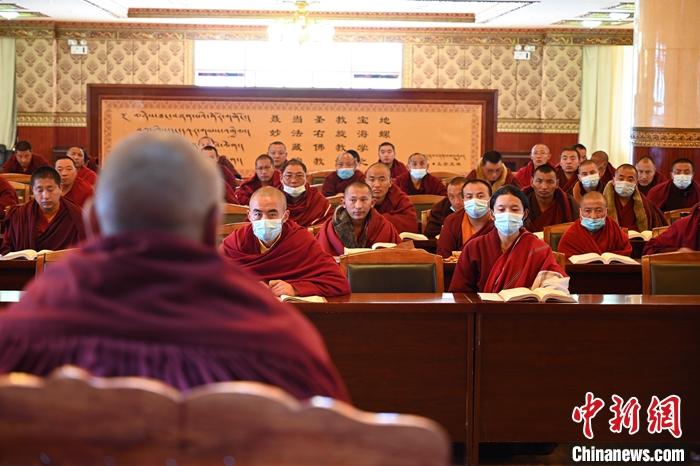 3月23日，記者走進(jìn)位于拉薩的西藏佛學(xué)院，探訪宗教學(xué)府的新學(xué)期。圖為佛學(xué)院學(xué)員正在上課。<a target='_blank' ></p><p  align=