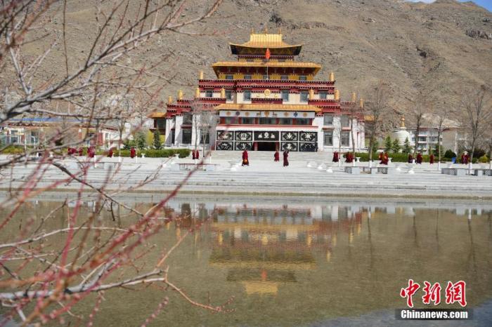 3月23日，西藏佛學(xué)院開學(xué)第二日，<a target='_blank' >中新社</a>記者前往學(xué)院探訪了少年活佛班、尼眾部等，走進(jìn)了他們的課堂。該學(xué)院有來自藏傳佛教格魯派、寧瑪派等各個教派的僧尼，900余人在此學(xué)習(xí)。圖為西藏佛學(xué)院內(nèi)景。<a target='_blank' >中新社</a>發(fā) 貢嘎來松 攝
