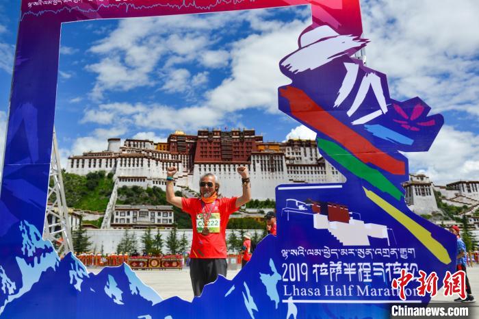 資料圖為2019年8月18日，拉薩舉行半程馬拉松賽?！〗w波 攝