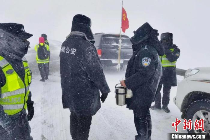 強(qiáng)降雪后，西藏安多縣警方在國(guó)道109線唐古拉山段開展除雪保通工作?！“捕嗫h公安局 供圖 攝