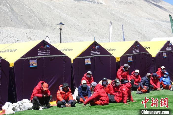 5月9日，登山隊(duì)員在珠峰北坡登山大本營(yíng)歇息?！∪轿木?攝