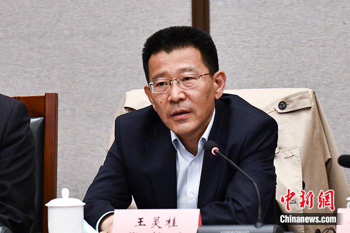 5月16日，由中國(guó)社會(huì)科學(xué)院西藏智庫(kù)、中國(guó)社會(huì)科學(xué)院民族學(xué)與人類學(xué)研究所主辦的第五屆西藏智庫(kù)國(guó)際論壇在北京舉行。中國(guó)社會(huì)科學(xué)院副院長(zhǎng)王靈桂在致辭中表示，今年是西藏和平解放70周年，西藏人民團(tuán)結(jié)奮斗，把貧窮落后的舊西藏建設(shè)成經(jīng)濟(jì)發(fā)展、文化繁榮、社會(huì)進(jìn)步、環(huán)境良好、生活幸福的社會(huì)主義新西藏，西藏歷史上第一次徹底消滅了絕對(duì)貧困，同全國(guó)人民一起，西藏各族人民已經(jīng)走進(jìn)全面建成小康社會(huì)的新時(shí)代，進(jìn)入歷史發(fā)展的新坐標(biāo)。 <a target='_blank' ><p  align=