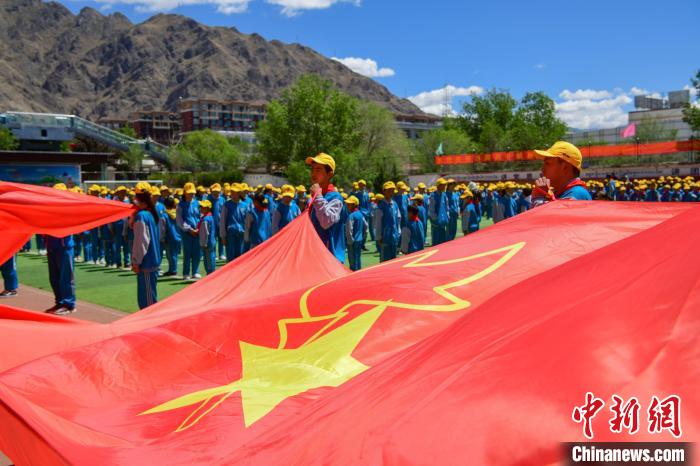 圖為拉薩市堆龍德慶區(qū)堆龍姜昆黃小勇希望小學(xué)學(xué)生在操場(chǎng)入隊(duì)儀式?！∝暩聛硭?攝