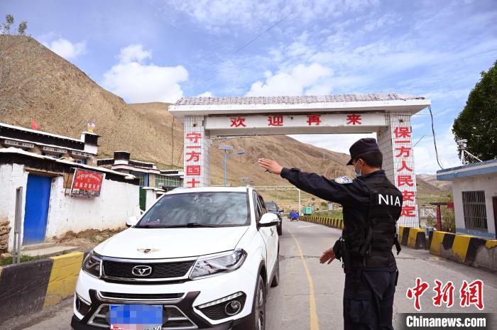 圖為移民管理警察示意司機停車接受檢查?！≮w朗 攝