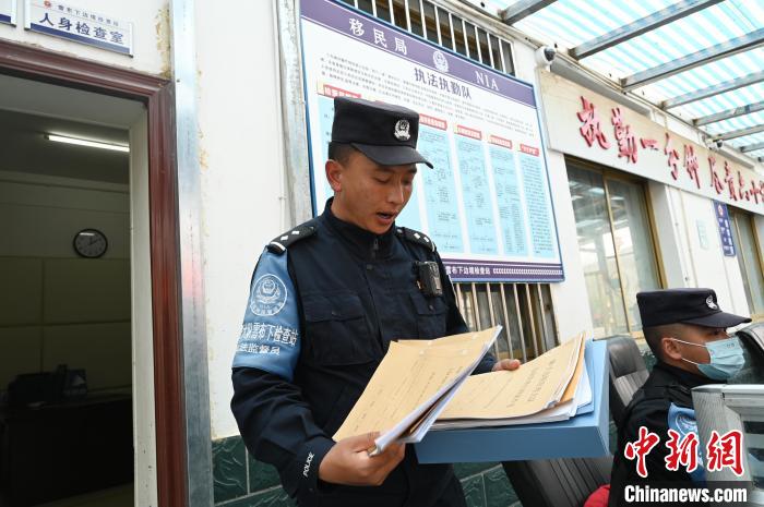 圖為洛桑朗嘎向記者展示卷宗?！≮w朗 攝