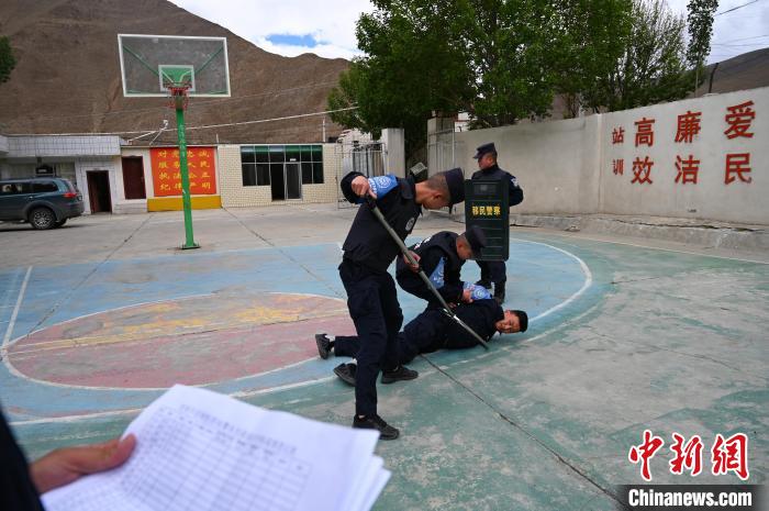 圖為移民管理警察進行警務技能考核。　趙朗 攝