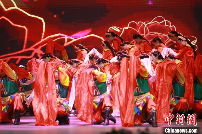 圖為農(nóng)行西藏分行演出現(xiàn)場(chǎng)?！∞r(nóng)行西藏分行 供圖