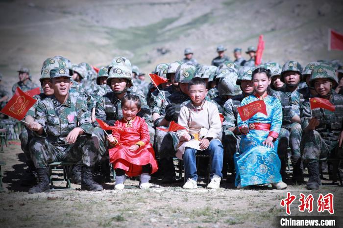圖為駐地小朋友參加此次活動?！?普布扎西 攝