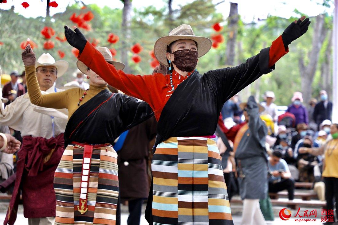 拉薩市民在宗角祿康公園跳鍋莊舞。人民網(wǎng) 次仁羅布攝