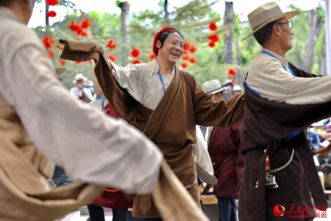 拉薩市民在宗角祿康公園跳鍋莊舞。人民網(wǎng) 次仁羅布攝
