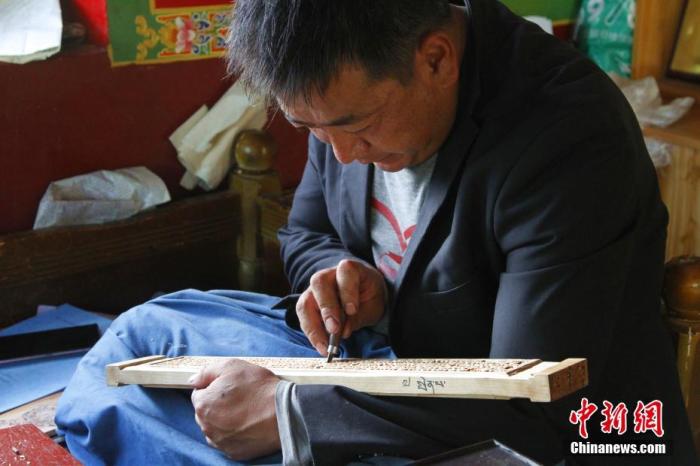 圖為7月14日，普松雕刻技藝傳承人嘎瑪曲扎正在家中進(jìn)行創(chuàng)作。 <a target='_blank' ><p  align=