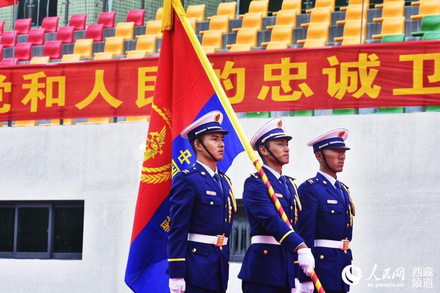 迎國(guó)家綜合性消防救援隊(duì)伍隊(duì)旗。人民網(wǎng) 李海霞 攝