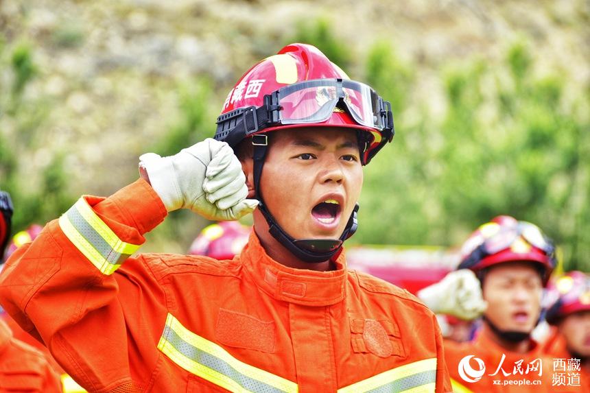 消防指戰(zhàn)員重溫入隊(duì)誓詞。人民網(wǎng) 李海霞 攝