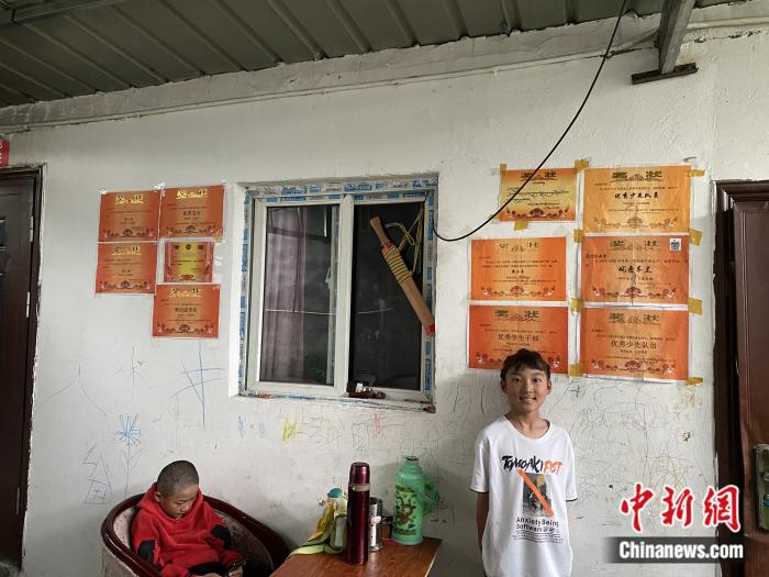 周勁名的大女兒和她獲得的獎(jiǎng)狀。彭寧鈴 攝