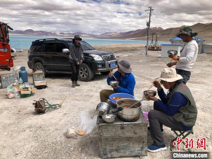在“世界屋脊”上作業(yè)，中國(guó)科考隊(duì)員衣、食、住、行有何特色？
