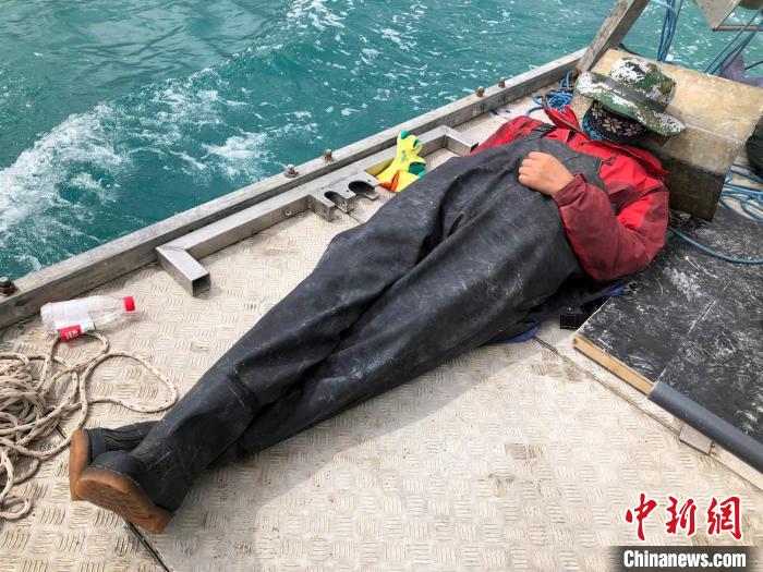 科考隊(duì)員在高原湖泊的鉆探平臺(tái)上累了臨時(shí)就地休息?！?lt;a target='_blank' ><p  align=