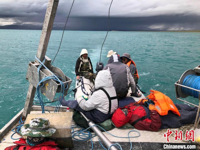 科考隊(duì)員在高原湖泊的鉆探平臺(tái)上累了臨時(shí)就地休息?！?lt;a target='_blank' ><p  align=