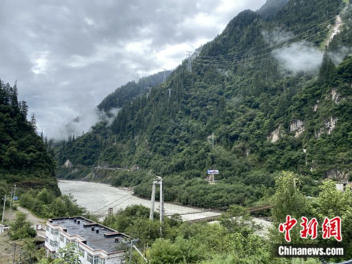 險山急流中的兩座橋。彭寧鈴 攝