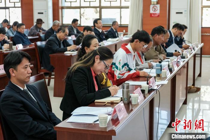 圖為8月10日座談會(huì)現(xiàn)場(chǎng)，左一為歸國(guó)定居藏胞晉美次旦?！〗w波 攝