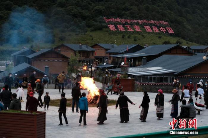 圖為8月5日，玉麥鄉(xiāng)民眾在鄉(xiāng)里跳鍋莊舞，從前的“三人鄉(xiāng)”熱鬧起來了。 <a target='_blank' ></p><p  align=