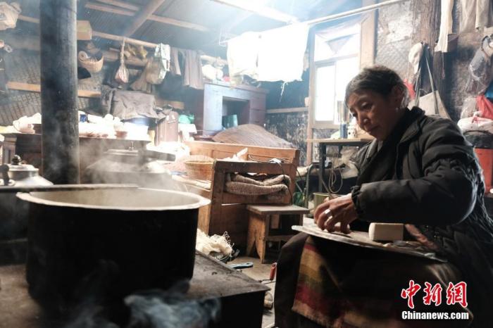 圖為8月6日，60歲的卓嘎在玉麥鄉(xiāng)牧場放牧點制作奶渣。 <a target='_blank' ></p><p  align=