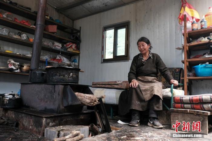 圖為8月6日，“玉麥姐妹”央宗在自家牧場放牧點的小屋里，她傳承了父親的生活習慣，喜歡待在牧場。 <a target='_blank' ></p><p  align=