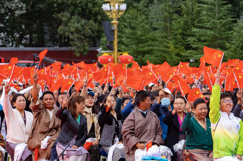 8月19日10時，慶祝西藏和平解放70周年大會在拉薩市布達(dá)拉宮廣場隆重舉行。徐馭堯 攝