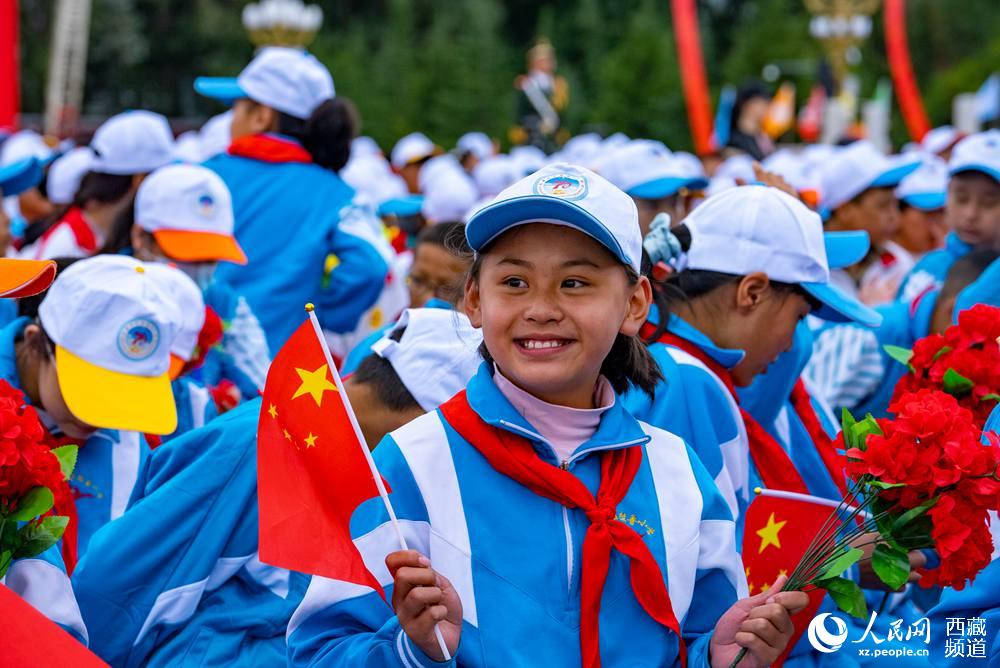8月19日10時，慶祝西藏和平解放70周年大會在拉薩市布達(dá)拉宮廣場隆重舉行。徐馭堯 攝