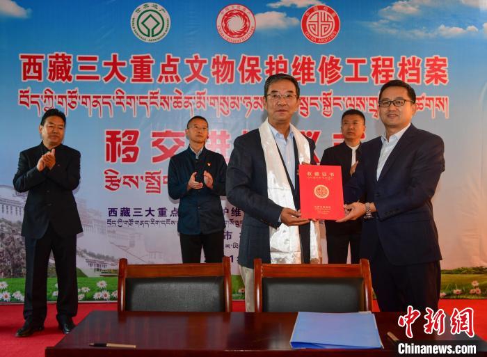 圖為西藏三大重點文物保護(hù)維修工程檔案移交進(jìn)館儀式現(xiàn)場?！∝暩聛硭?攝