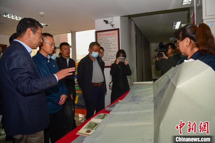 圖為參加西藏三大重點文物保護(hù)維修工程檔案移交進(jìn)館儀式人員參觀布達(dá)拉宮手繪圖紙。　貢嘎來松 攝