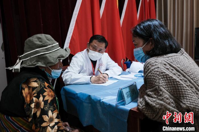 北京大學(xué)第一醫(yī)院教授、主任醫(yī)師霍勇在義診現(xiàn)場(chǎng)接診?！〗w波 攝