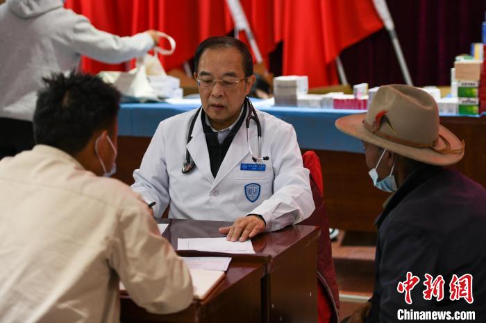 北京大學(xué)人民醫(yī)院心臟中心副主任、博士生導(dǎo)師王偉民為農(nóng)牧民問(wèn)診?！〗w波 攝