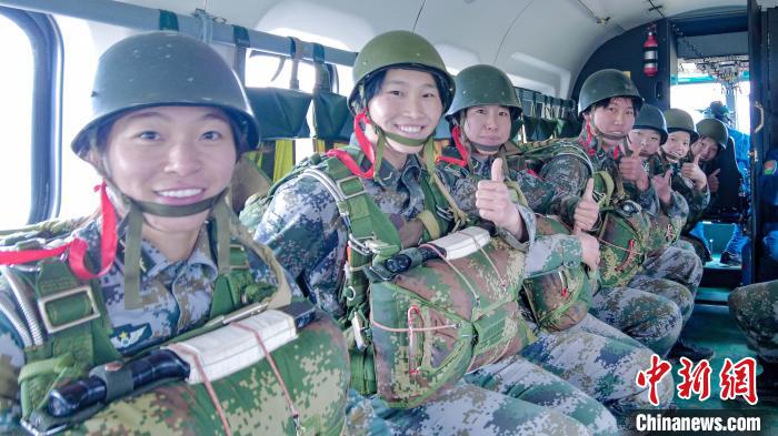 圖為女兵們?cè)谥鄙龣C(jī)上準(zhǔn)備跳傘。　王述東 攝