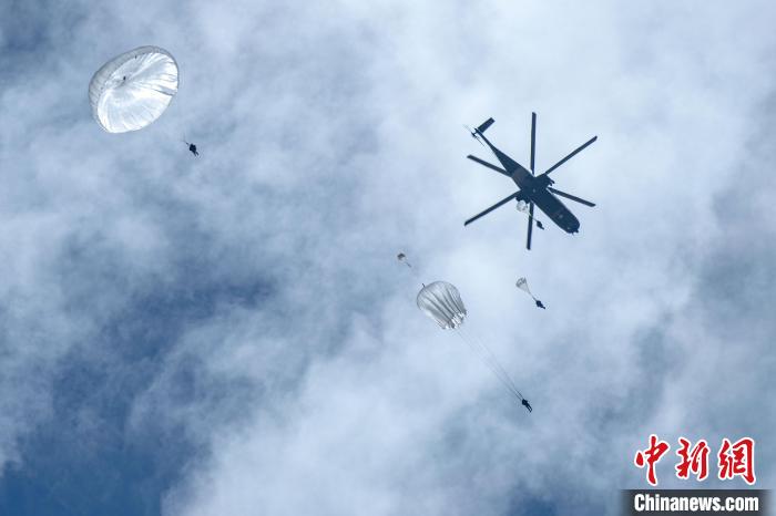 圖為傘降女兵在空中開傘?！⊥跏鰱| 攝