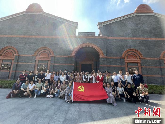 參觀中共一大、二大會址，學(xué)員們回顧了中國共產(chǎn)黨百年大黨的革命歷程。　華東師大供圖